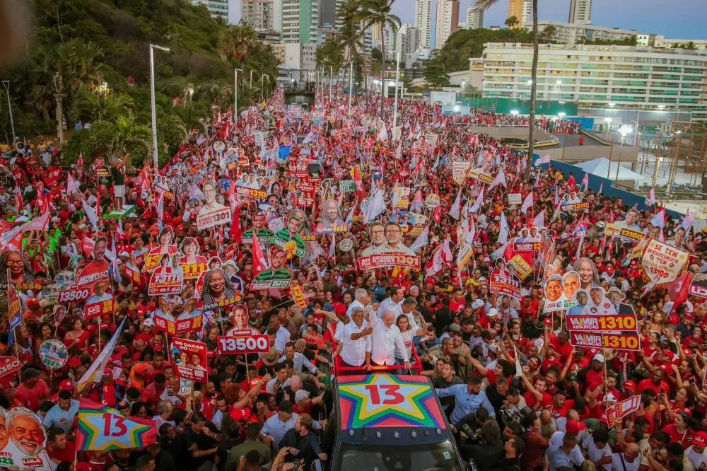 Foto:Divulgação/Avenida Oceânica se transformou em um “grande tapete vermelho” na tarde desta terça-feira (29) 