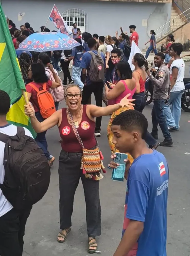 Professora Cátia Garcez participou da caminhada organizada pelos estudantes sebastianenses