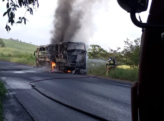 Incêndio em ônibus assusta motoristas na BR-110, em Catu