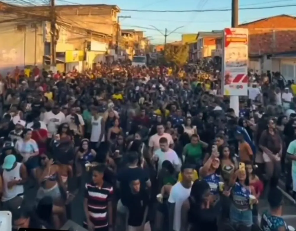 Foliões lotaram o circuito da folia junina acompanhando o Burro Preto