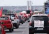 Manifestantes fazem carreata em Brasília contra a Copa América no Brasil