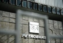 Bolsonaro diz que Petrobras só da ‘dor de cabeça’ e só presta serviço a acionistas