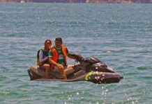 Bolsonaro ignora tragédia na Bahia, anda de moto aquática e fala em manter folga em SC