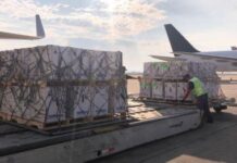 Carregamento com mais de um milhão de doses da Pfizer desembarca no Brasil