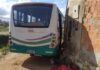Idoso morre após ser esmagado entre ônibus e muro de imóvel