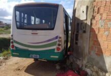 Idoso morre após ser esmagado entre ônibus e muro de imóvel