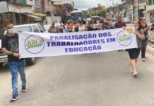 Professores da rede municipal realizam caminhada de protesto em São Sebastião do Passé