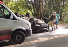 Viatura da PM que transportava preso capota em Salvador