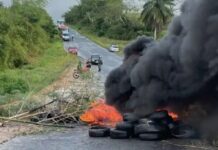 Protesto bloqueia BA-522, entre Candeias e São Francisco do Conde