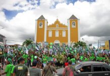 Caminhada de Ângelo Santana leva uma multidão às ruas