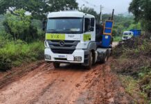 Caminhões ficam atolados em estrada vicinal de São Sebastião do Passé