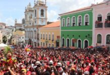 Festa de Santa Bárbara leva milhares de pessoas ao Largo do Pelourinho