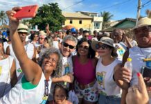 Caetano e Ivoneide participam de bloco em Arembepe