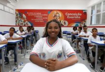 Na Bahia, estudantes e educadores vão em busca de alunos que estão fora da escola