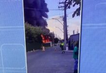 Incêndio atinge depósito em Camaçari e bombeiros tentam conter chamas