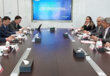 Jerônimo conhece conjunto de soluções para cidades digitais, em visita a empresa na China neste sábado (8)