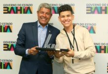 Vencedor do ‘The Voice Brasil Kids’ é recebido pelo governador