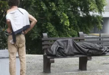 Homem com transtorno mental leva “capacetada” após abordar mulheres (Vídeo)