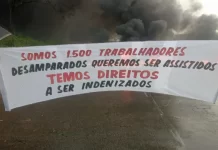 Ex-funcionários de empresas que prestavam serviço à Ford na BA protestam na Via Parafuso, em Camaçari