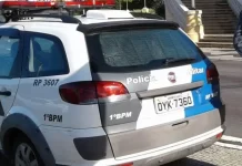 Homem entra em velório e abraça caixão para despistar PMs durante fuga