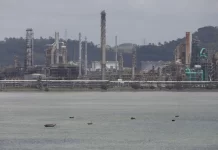 Funcionários aderem paralisação contra demissões na Refinaria Mataripe