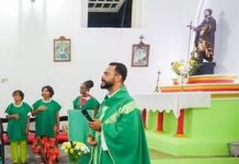 Padre lança livro ao completar 14 anos de sacerdócio