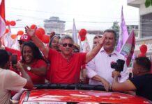 Ministro Rui Costa participa de caminhada de Luiz Caetano em Camaçari