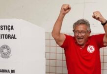 Luiz Caetano vota em Camaçari acompanhado de Jerônimo Rodrigues