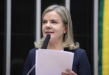 Gleisi Hoffmann participa de plenária em Camaçari com Luiz Caetano