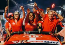 Um dia após eleição, Caetano faz carreata e afirma que também ganhará no 2º turno