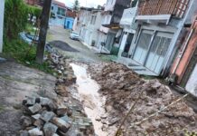 Vala aberta pela Prefeitura prejudica moradores no bairro Mário Cruz