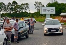 Atraso nos salários motiva protesto na BYD