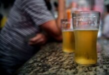 Lula sanciona lei que aumenta pena para quem vende álcool para menores