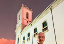 Caetano Veloso visita Santo Amaro e participa de novena