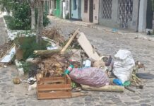 Moradores reclamam de lixo acumulado em Nazaré de Jacuípe