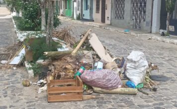 Moradores reclamam de lixo acumulado em Nazaré de Jacuípe